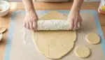 Mit Prägerollern Teig kunstvoll verzieren